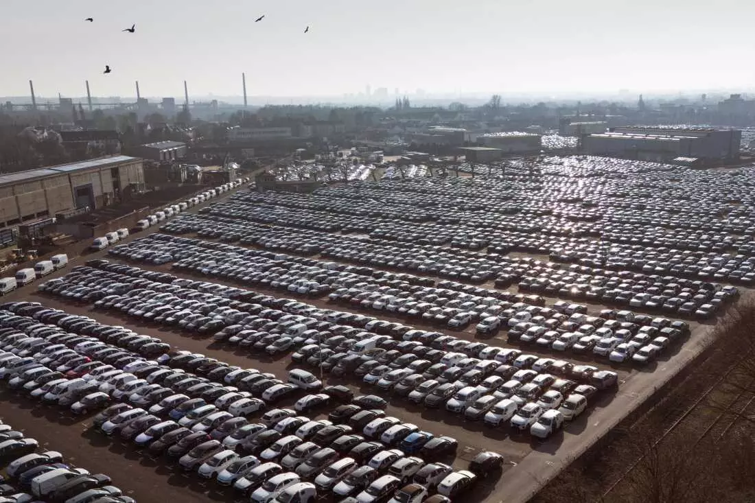 Automakers Navigate Tariff Headwinds: Impact on Industry and Consumers