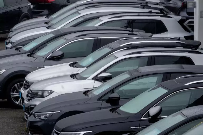 US Auto Industry Faces Headwinds Amid Tariff Uncertainty and Shifting Consumer Demand