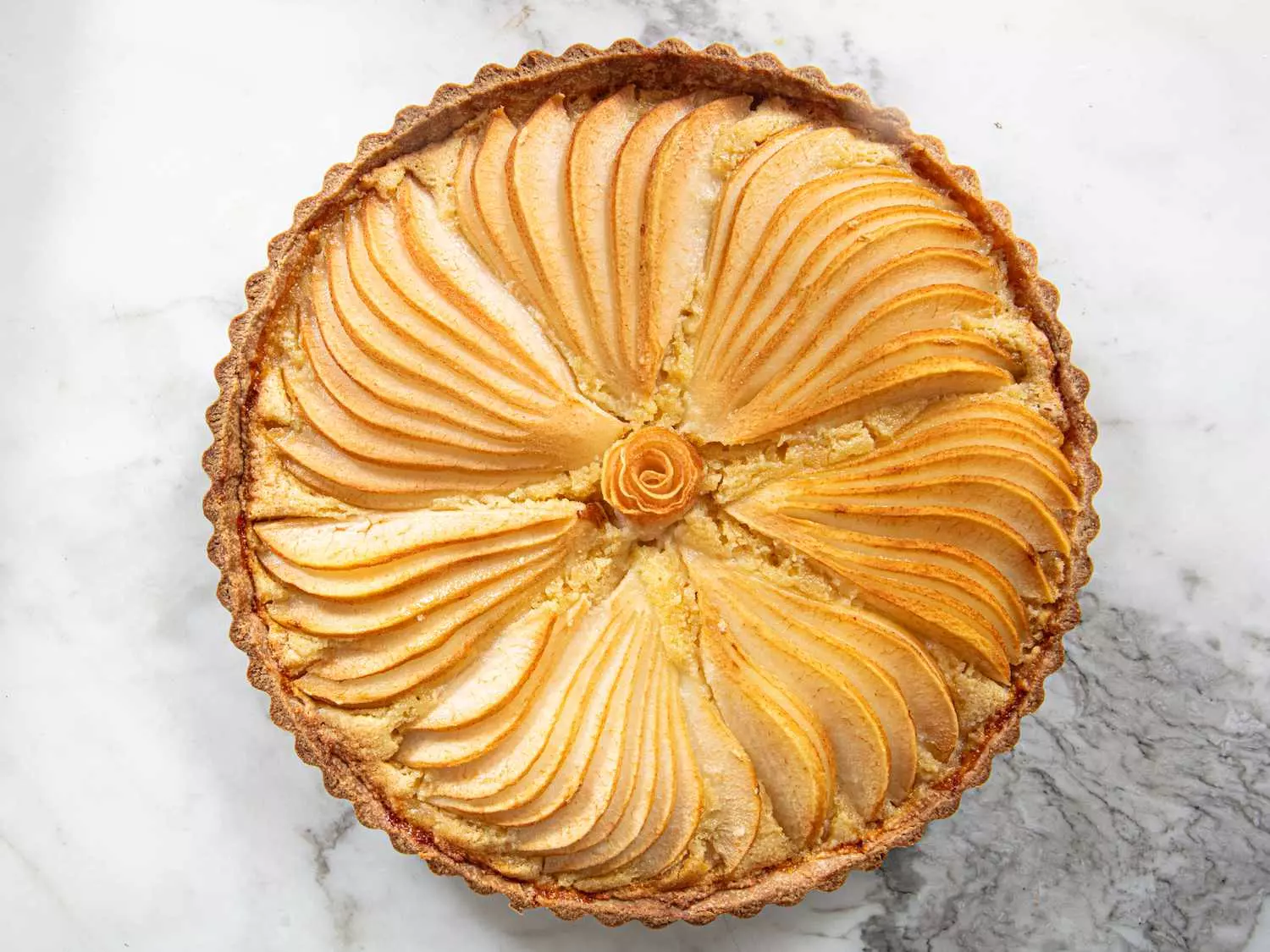 Elegant Pear and Almond Tart: A Simple Yet Sophisticated Dessert