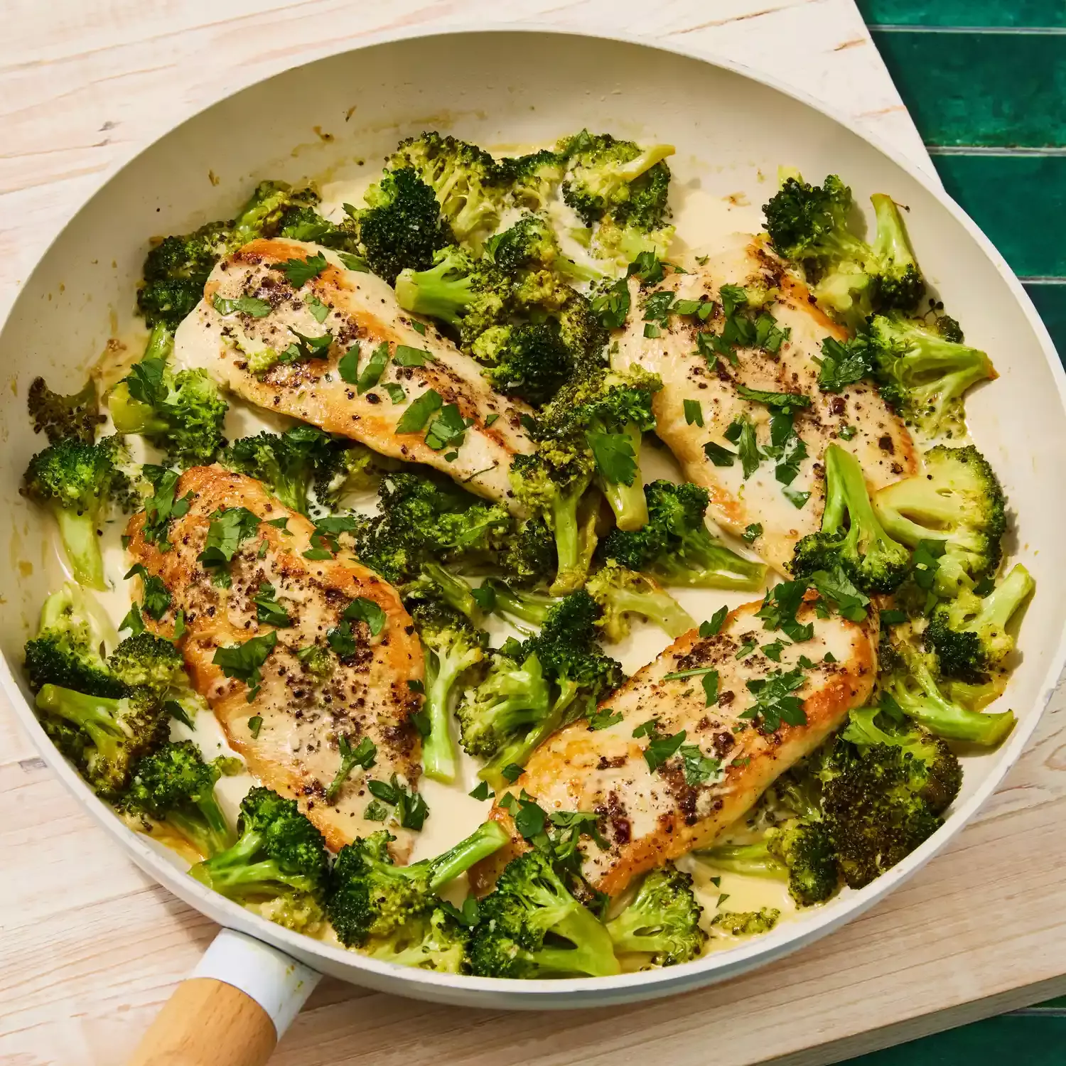 Quick & Healthy Creamy Garlic Chicken and Broccoli Skillet