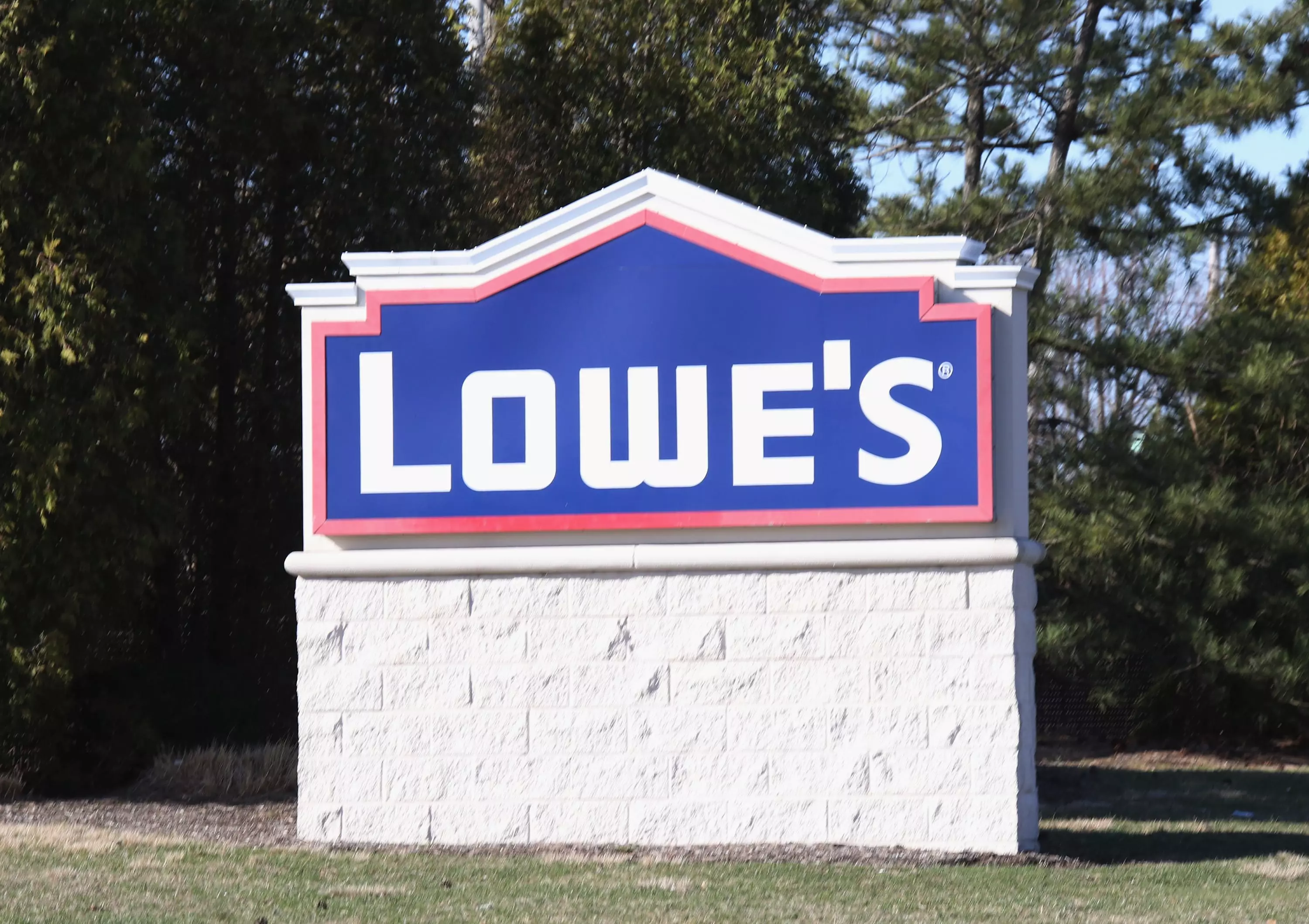 Lowe's Offers Significant Discount on DeWalt 20V Max Batteries