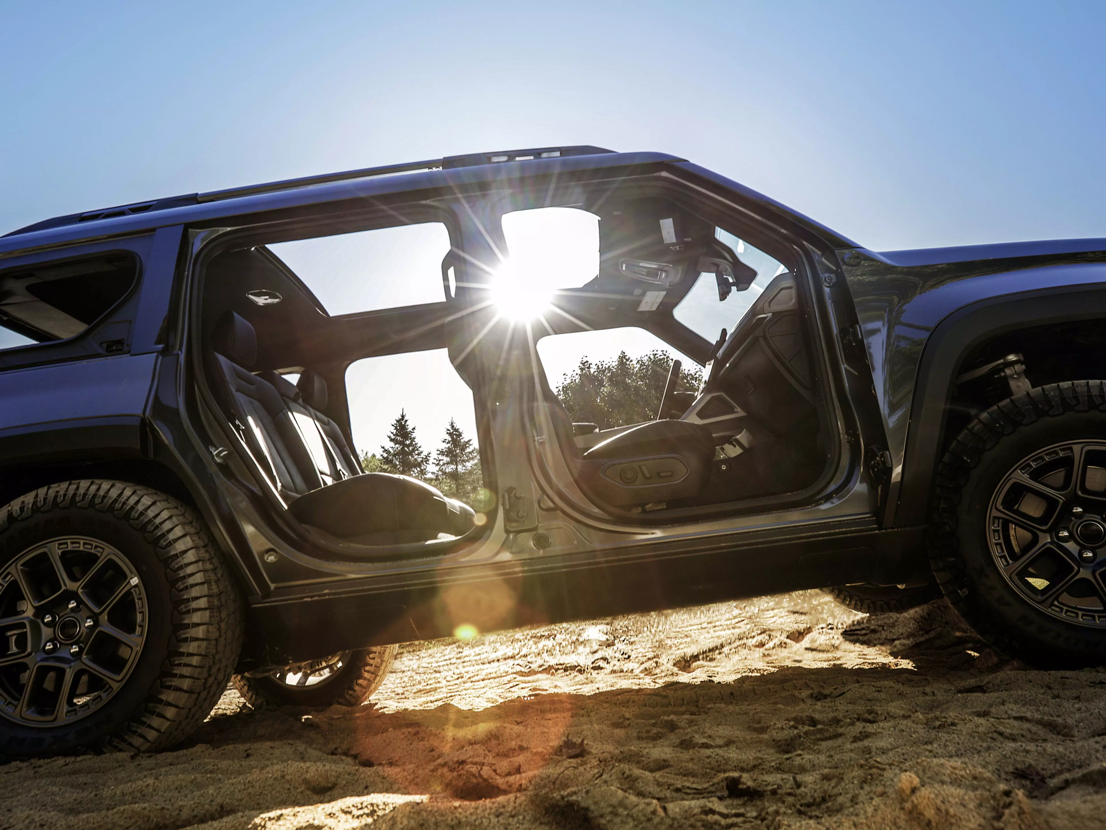 Jeep's Electric Recon: A Hidden Winch in the Frunk?