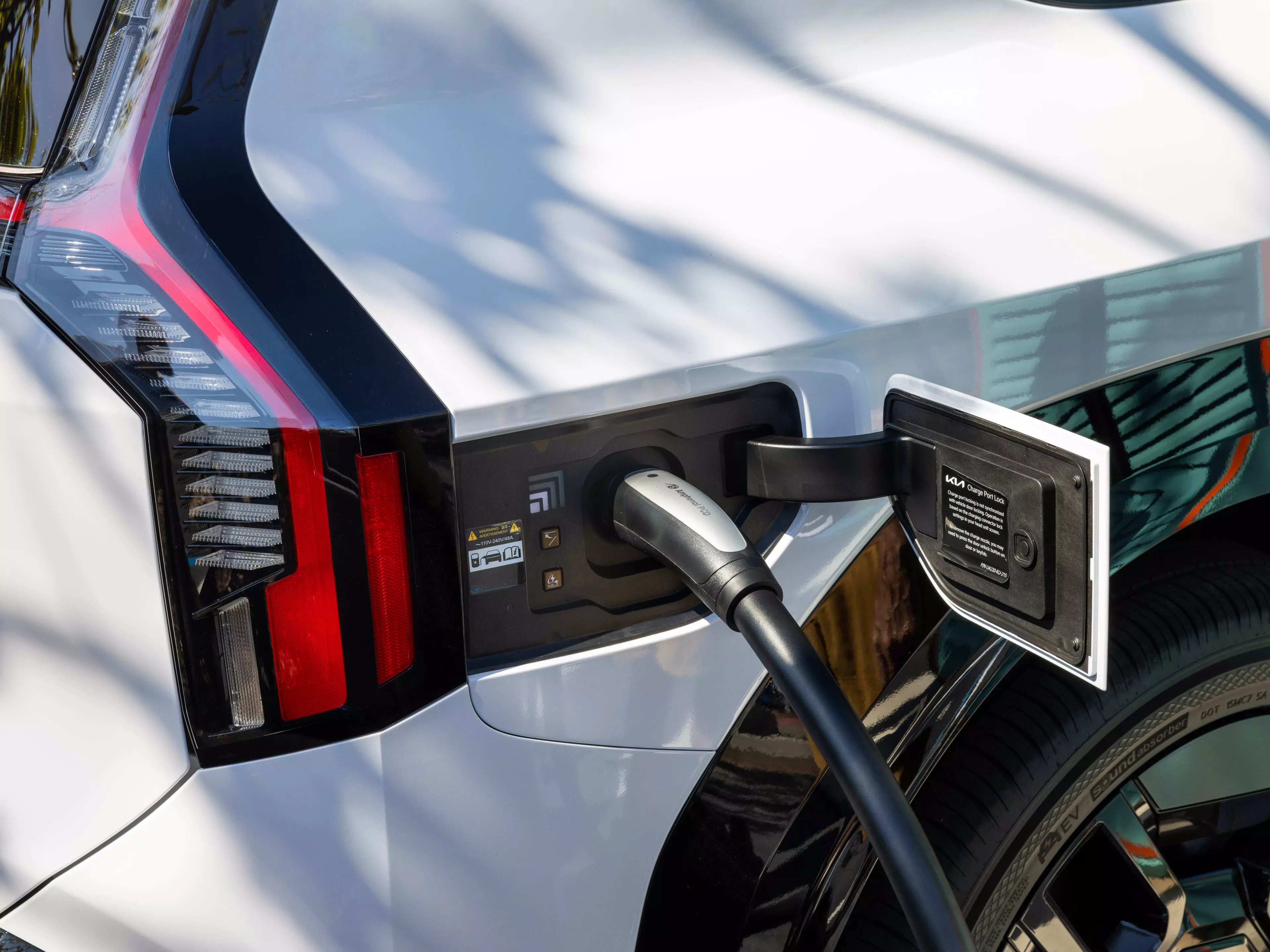 Rising Fuel Costs Drive US Consumers Towards Electric Vehicles
