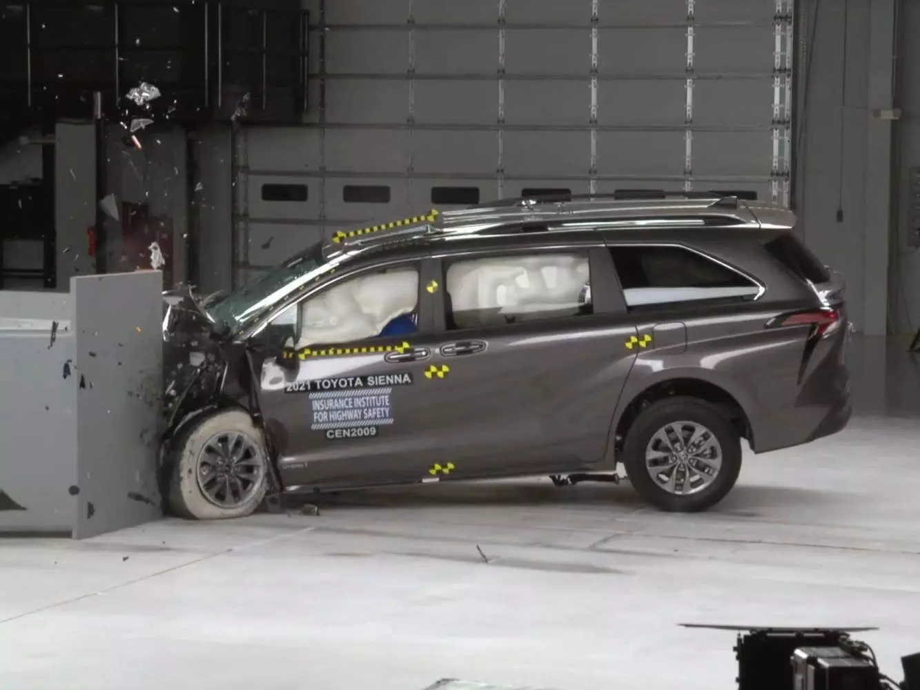 Minivans Fail IIHS Rear-Seat Safety Tests, Raising Concerns for Family Vehicles