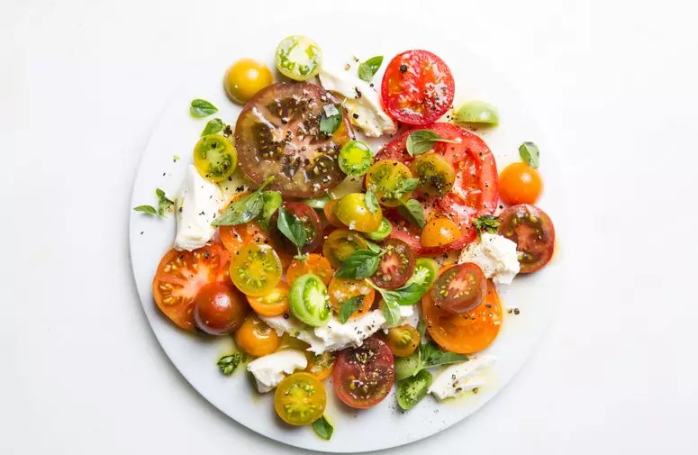 Effortless No-Cook Tomato Sauce for Pasta