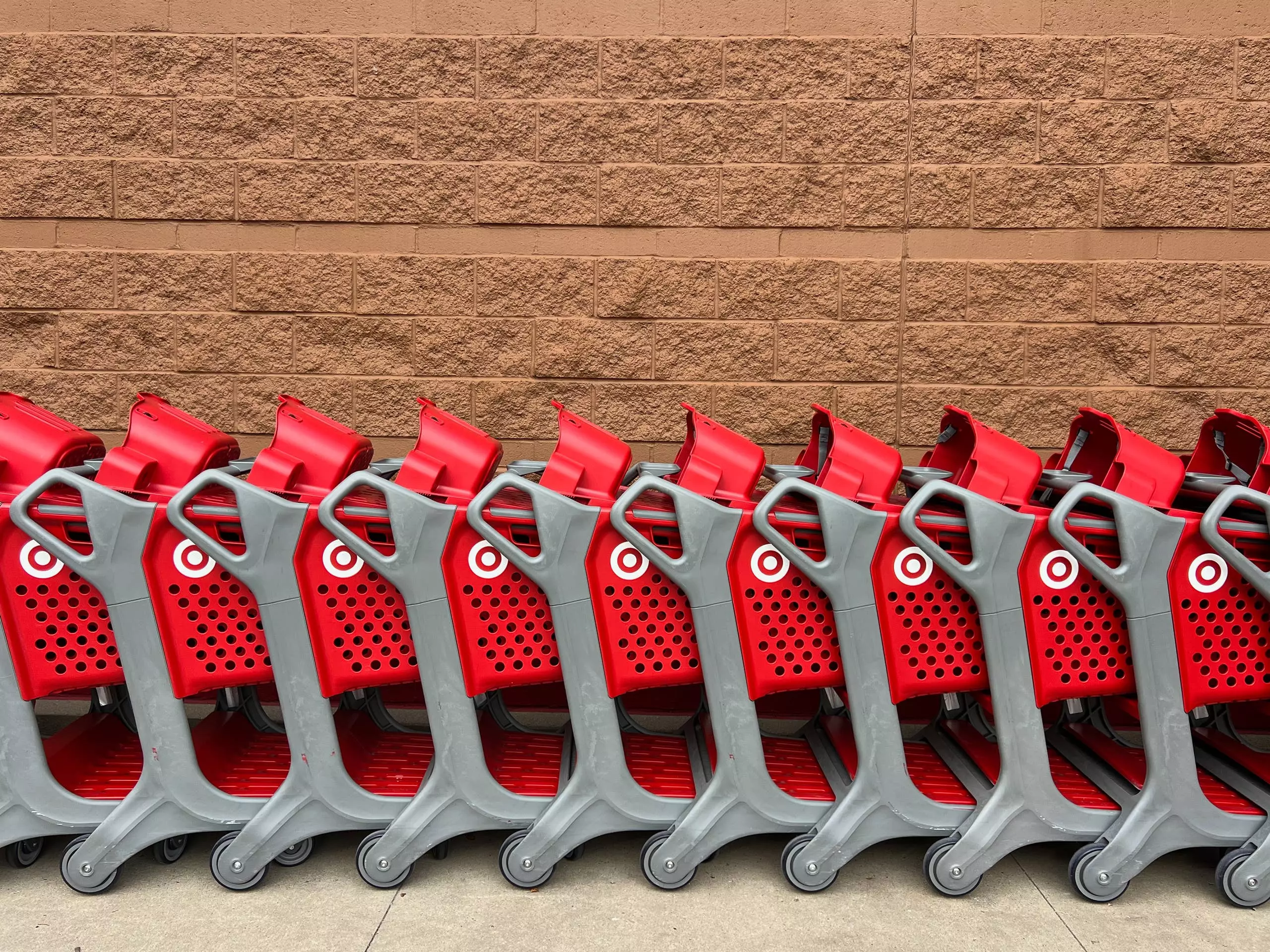 Target's Viyet 6-Drawer Rolling Tool Chest: A Smart Storage Solution at 40% Off