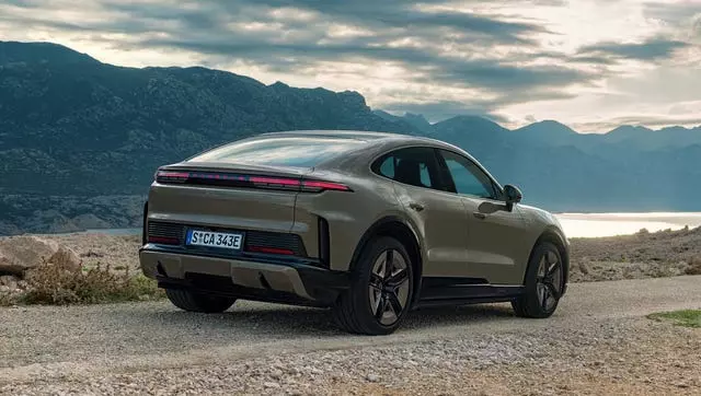 Porsche Unveils the All-Electric 2026 Cayenne Coupe