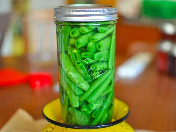 Quick Pickled Sugar Snap Peas: A Refreshing and Crunchy Delight