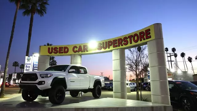 Navigating Car Financing: Dealership vs. Bank Loans