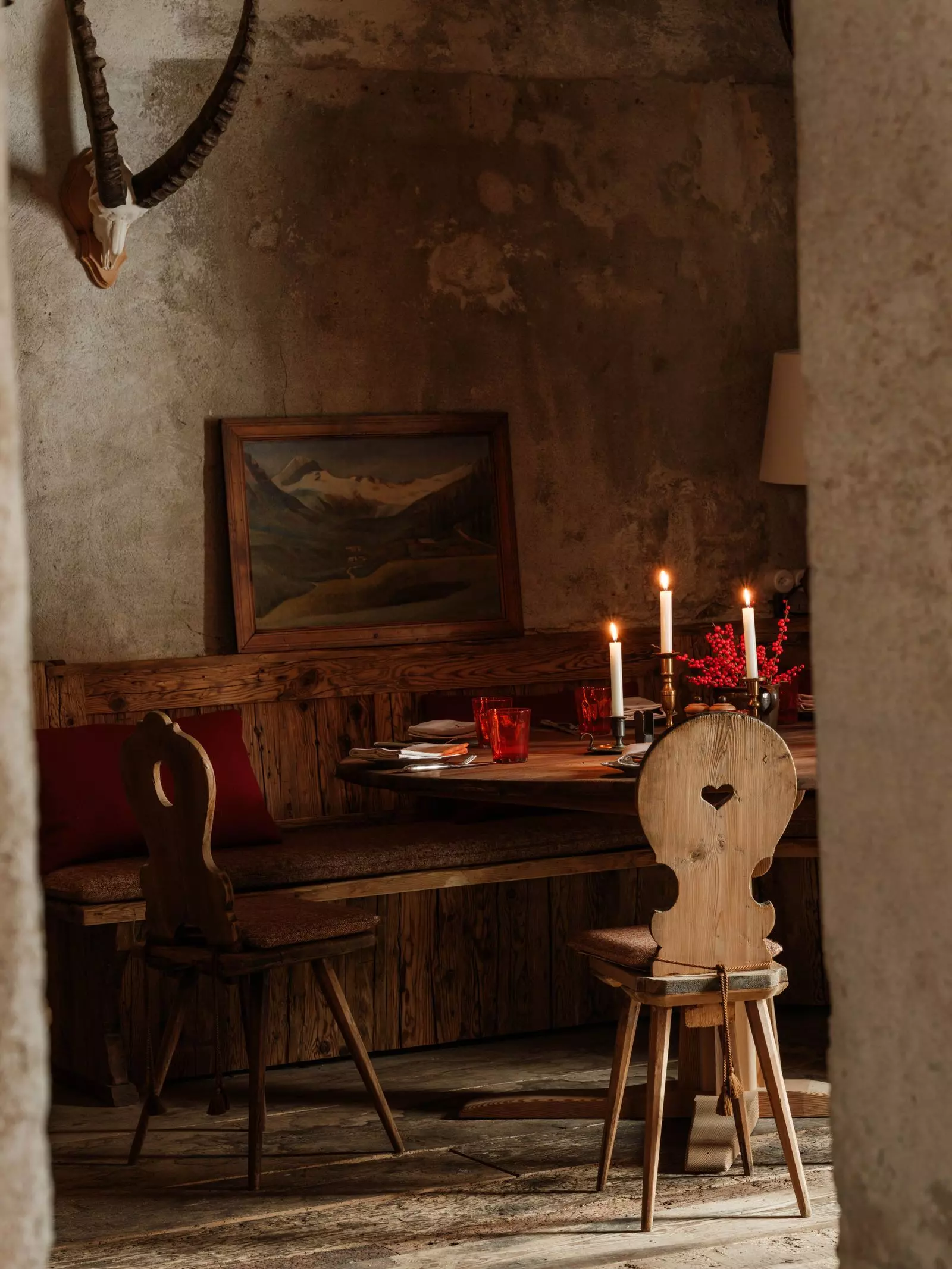 Alpine Aesthetic: Crafting Enduring Interiors Inspired by Mountainous Landscapes