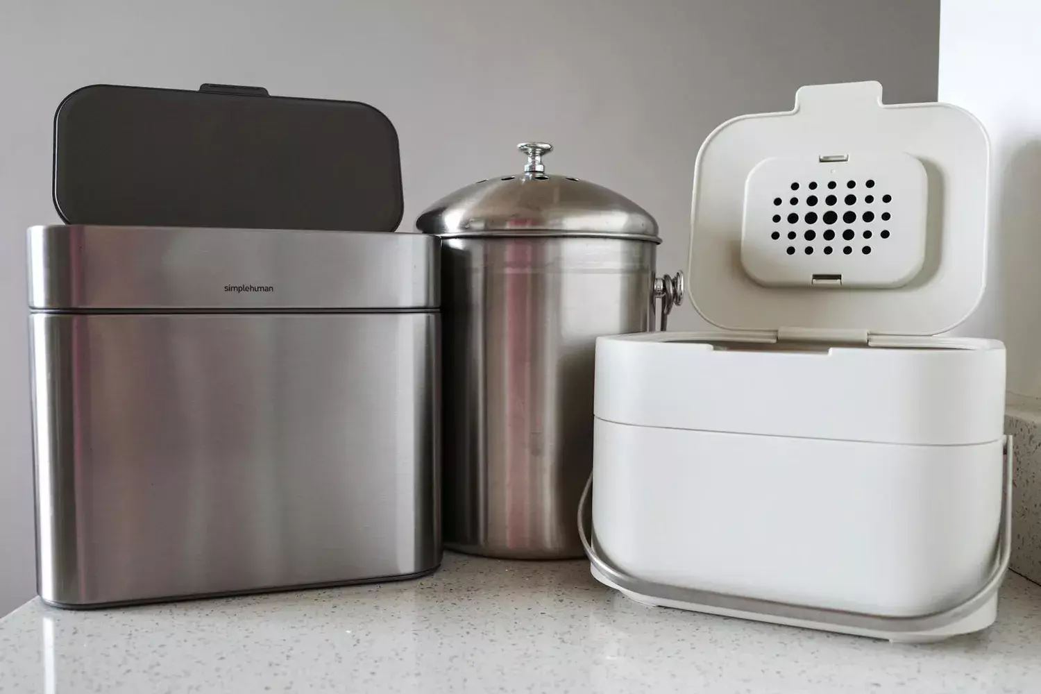 Choosing the Optimal Kitchen Compost Bin for Odor and Pest Control
