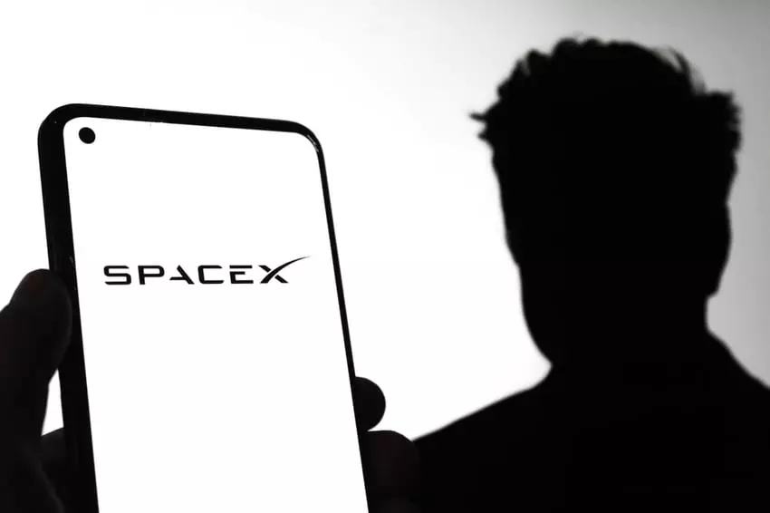 SpaceX's 'Meme Stock' Status Declines Amidst Analyst Warnings