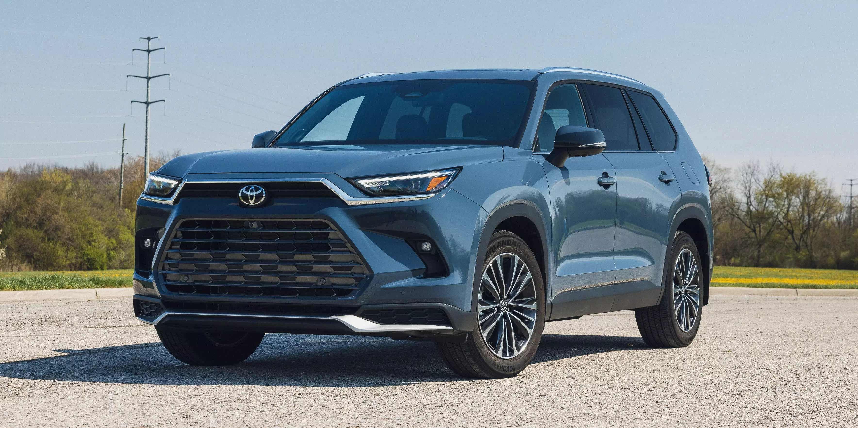 Toyota Grand Highlander: A Comprehensive Photo Gallery of the Spacious Hybrid SUV