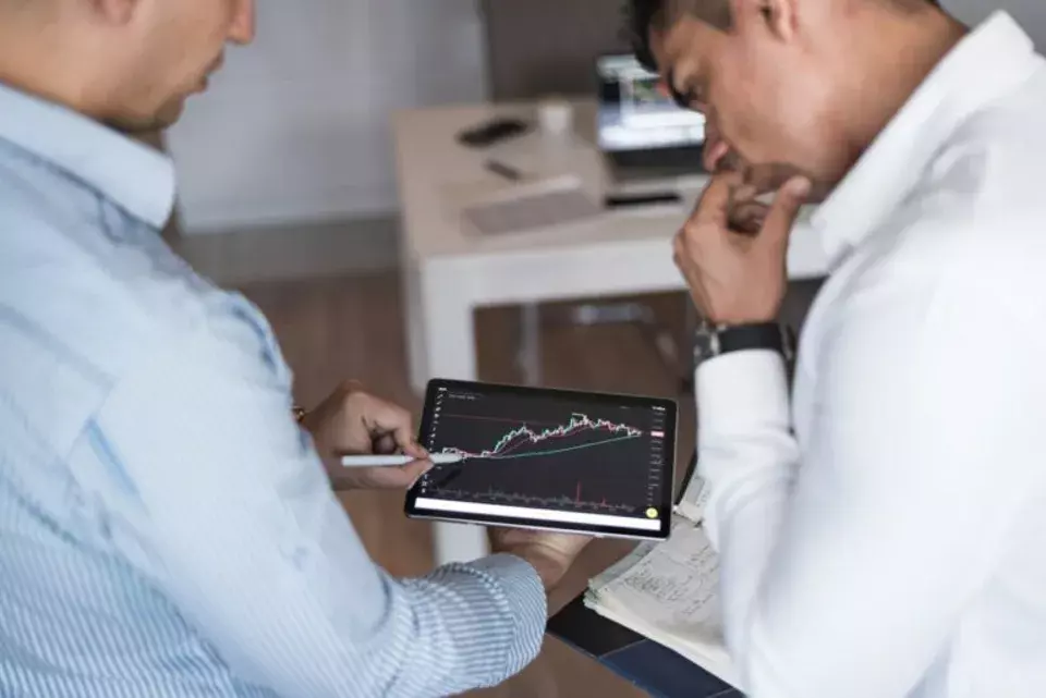 Berenberg Maintains Optimistic Outlook on Accenture plc (ACN) Despite Price Target Adjustment