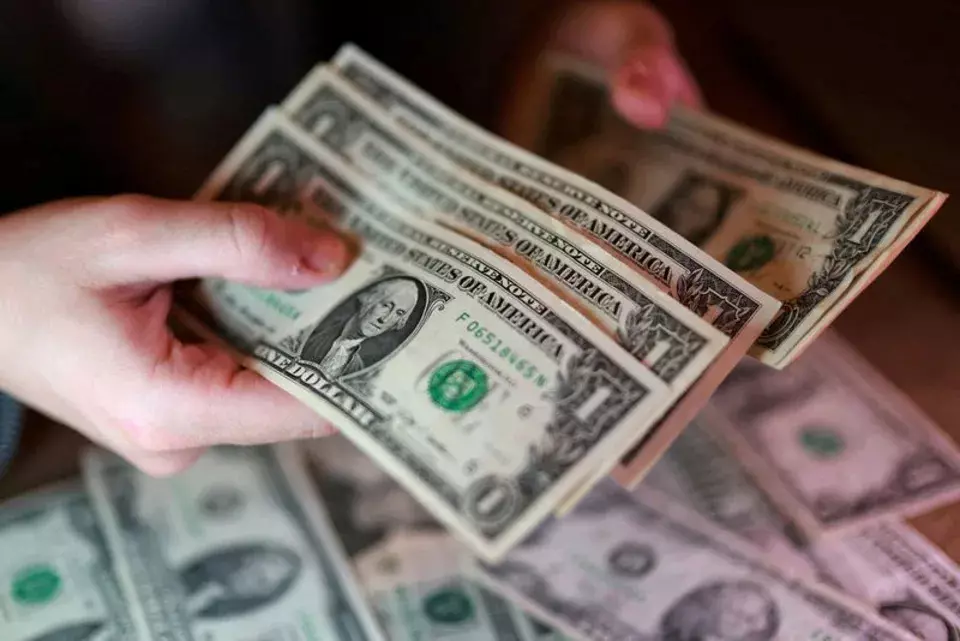 Dollar Strengthens Amid US-Iran Negotiations, Yen Nears Historic Lows, and Sterling Slides Following UK Political Shift