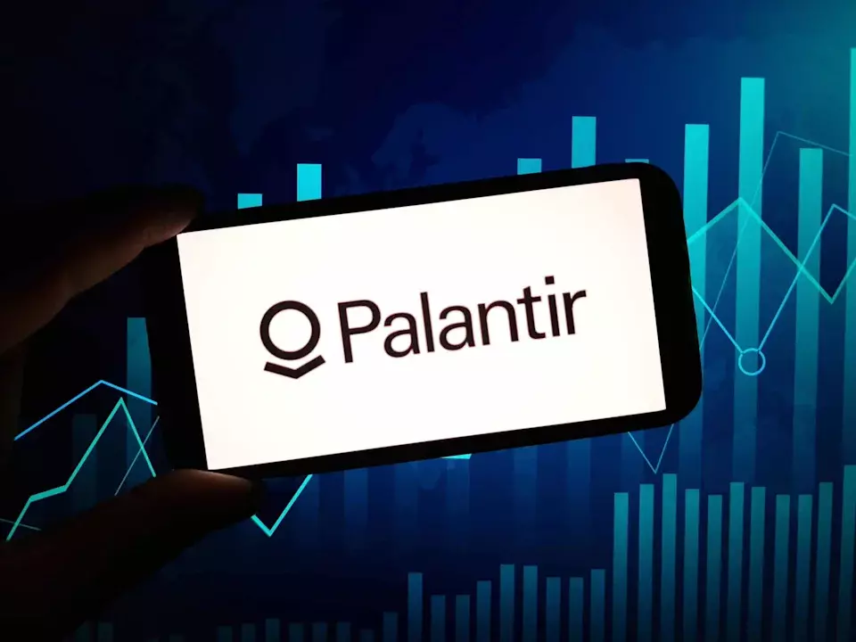 Palantir's Stock Underperforms Amidst European Contract Setbacks, Diverging from Software Peers
