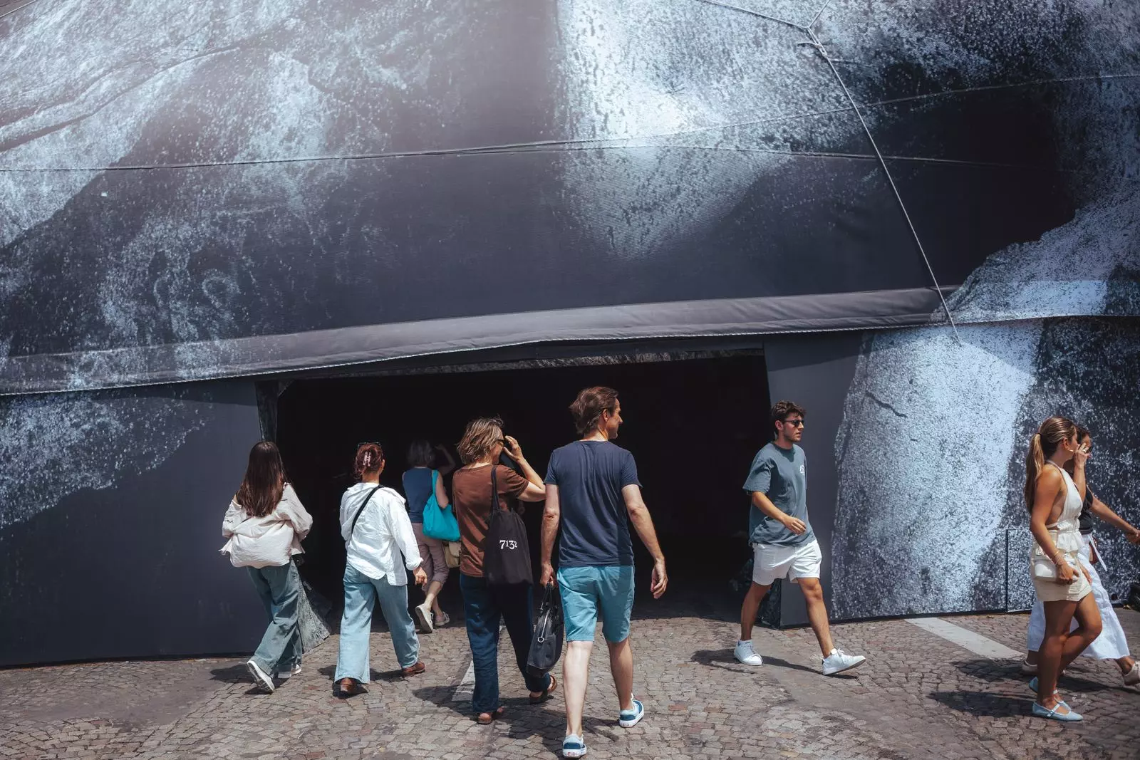 Pont Neuf Transformed into "La Caverne du Pont Neuf"