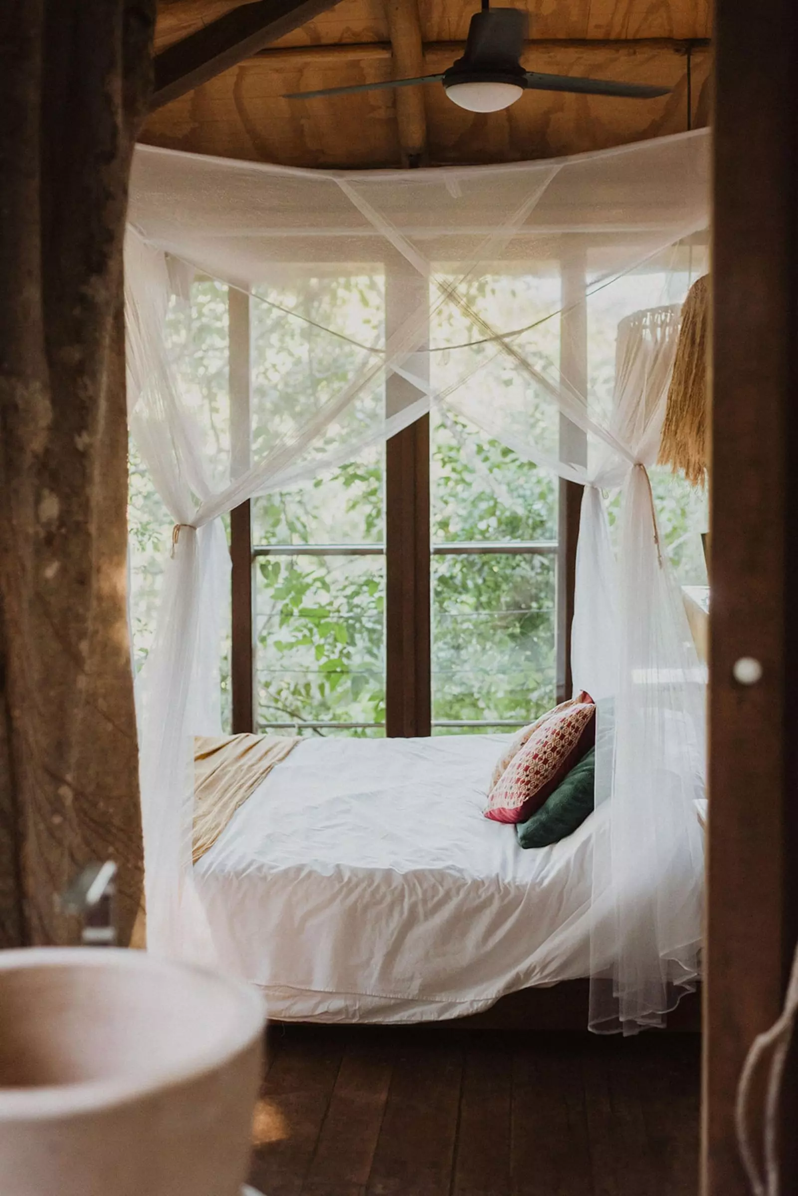 Unforgettable Romantic Retreats: Top Airbnb Honeymoon Destinations Worldwide