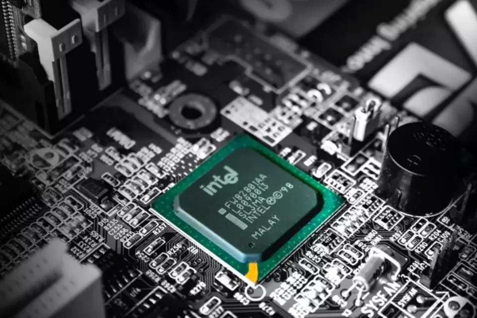 Goldman Sachs Initiates Coverage on Intel (INTC)