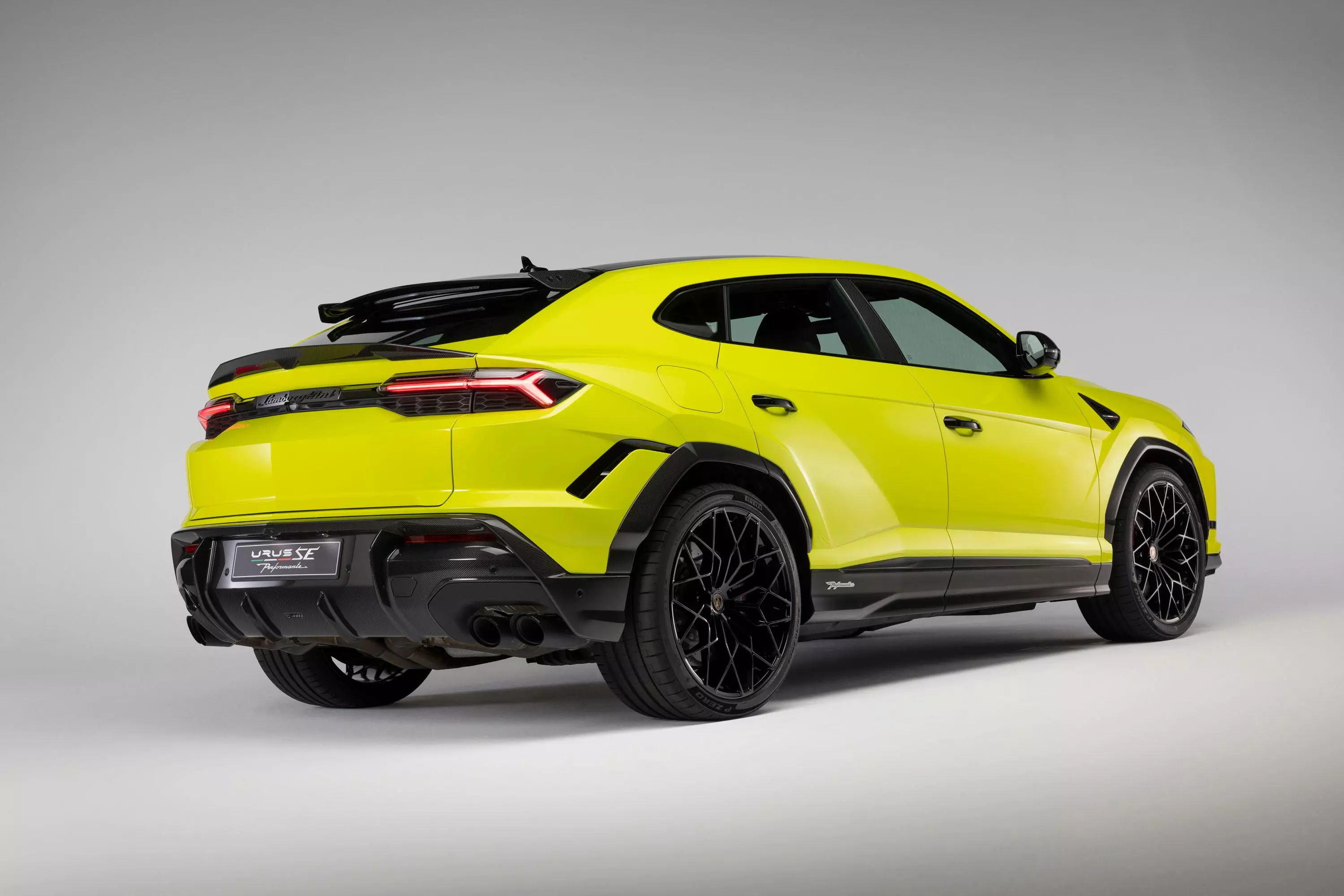 Lamborghini Unveils the Electrifying Urus SE Performante