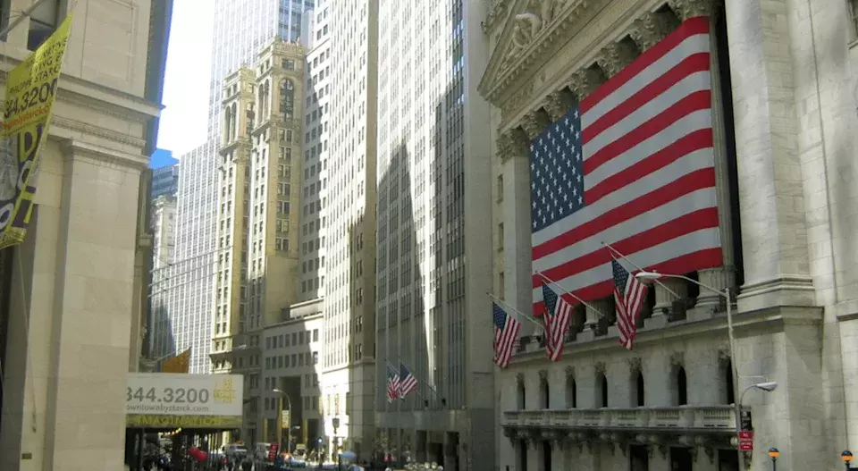 US Futures Dip Amidst Fed Remarks and Economic Data Ahead