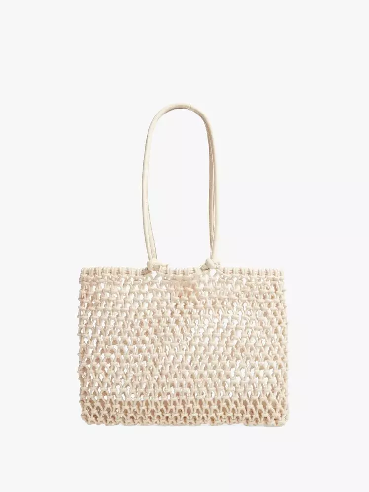 Essential Beach Bags for a Stylish Summer Getaway