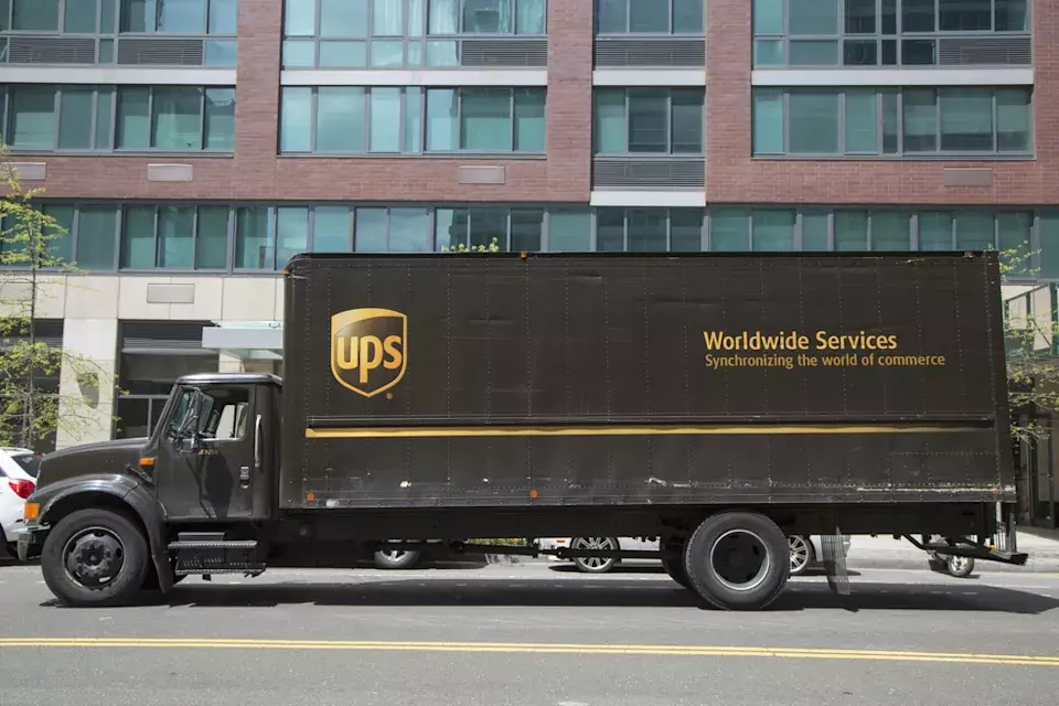 UPS Shares Gain Momentum Amidst Contract Scrutiny and Strategic Expansion