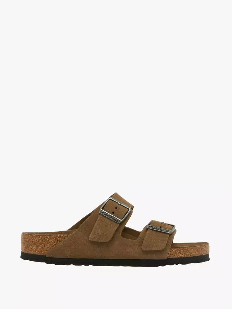 Effortless Summer Style: Birkenstock Arizona and Baggy Jeans Combination