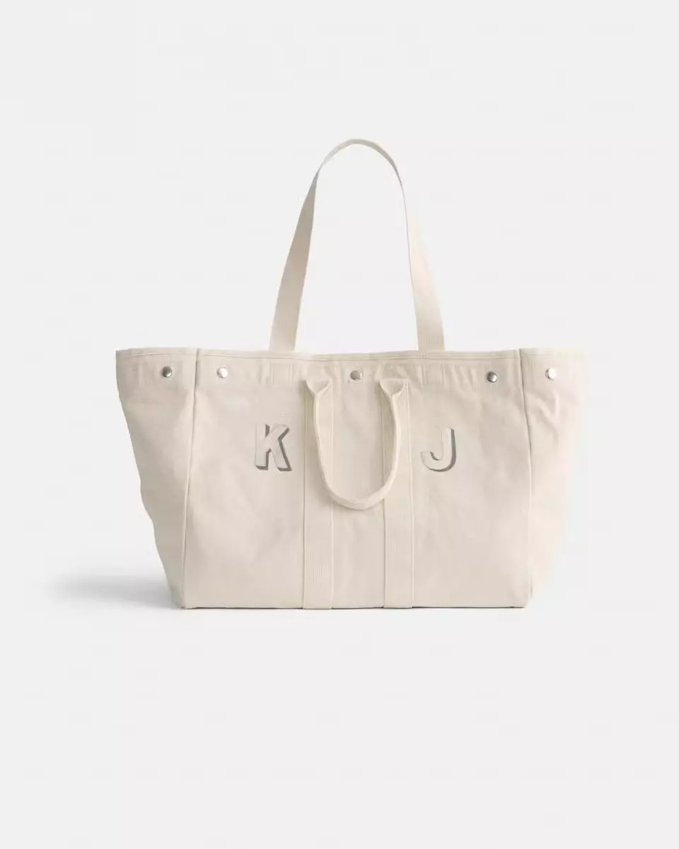 The Alex Mill Tote: A Fashion Essential for Everyday Life and Travel