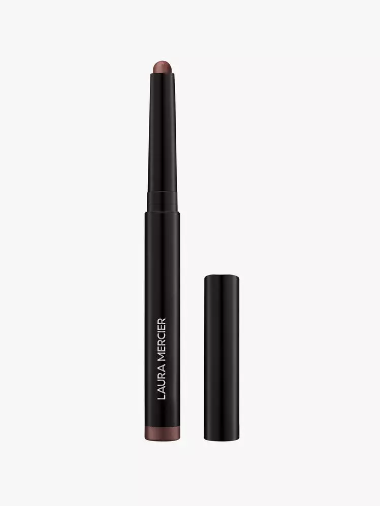 Enhancing Blue Eyes: Expert Makeup Techniques and Product Recommendations