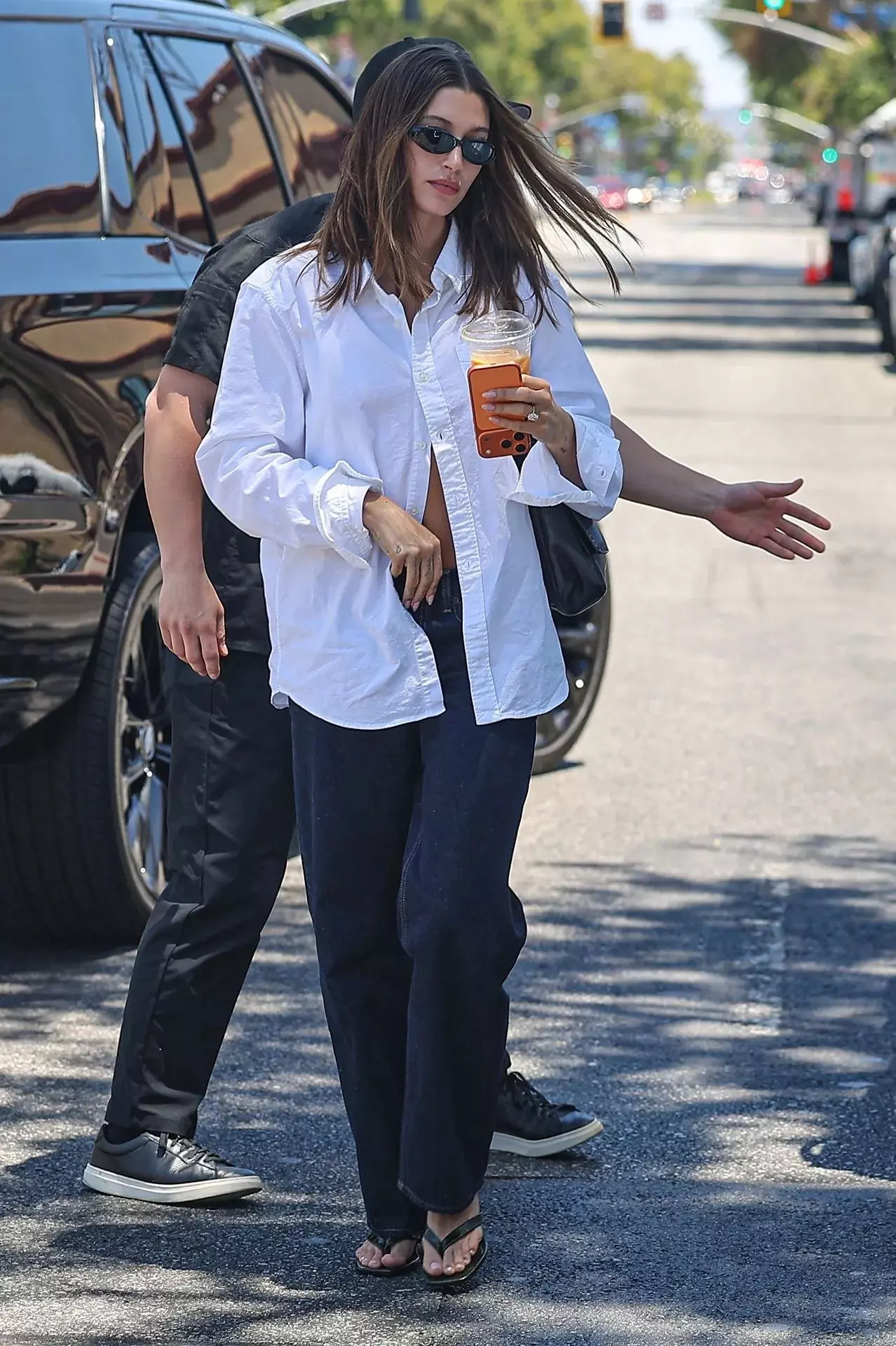 Celebrity-Inspired Button-Up Shirt Styling: From Casual Chic to Modern Elegance