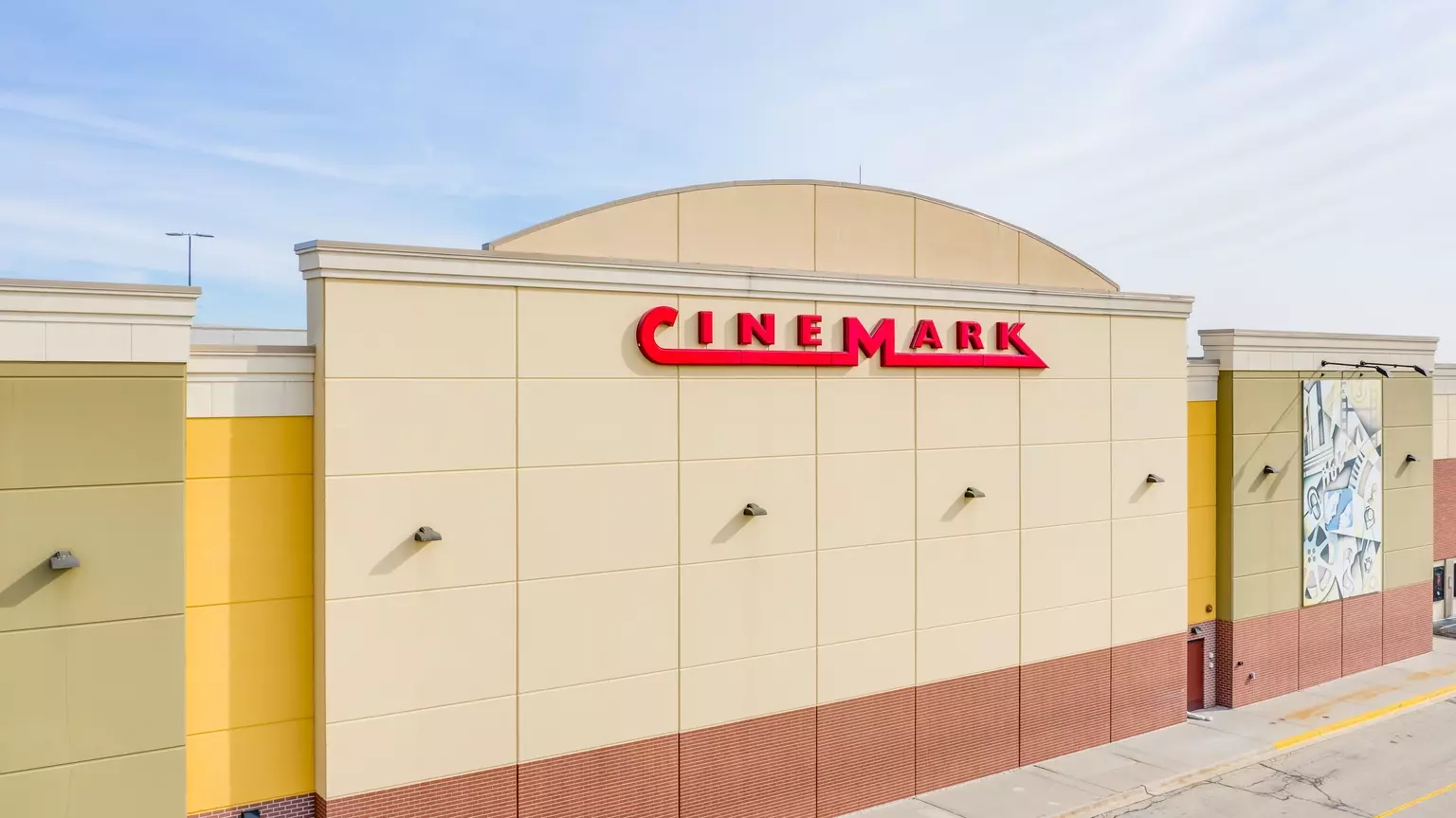 Cinemark Holdings: Unexpected Earnings Surge Highlights Industry's Paradoxical Challenges
