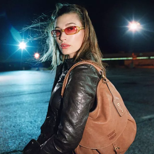 Hailey Bieber's Nod to 90s Fashion: The Resurgence of the Zigzag Headband