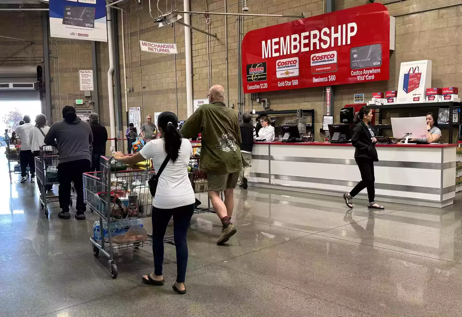 Who Shops at Costco? A Deep Dive into the Warehouse Giant's Customer Base