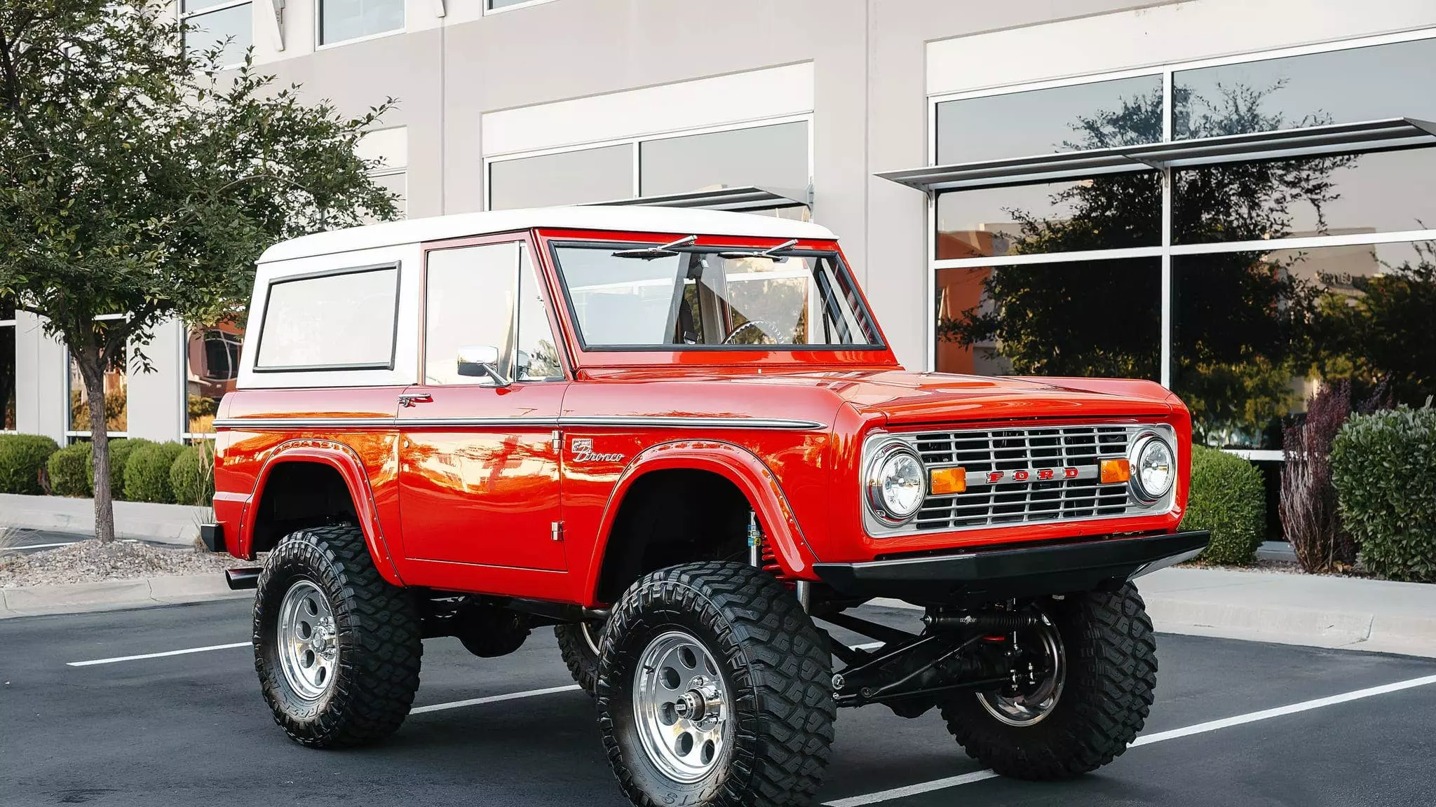 Revived Icon: The 1968 Ford Bronco with Modern Enhancements and Low Mileage