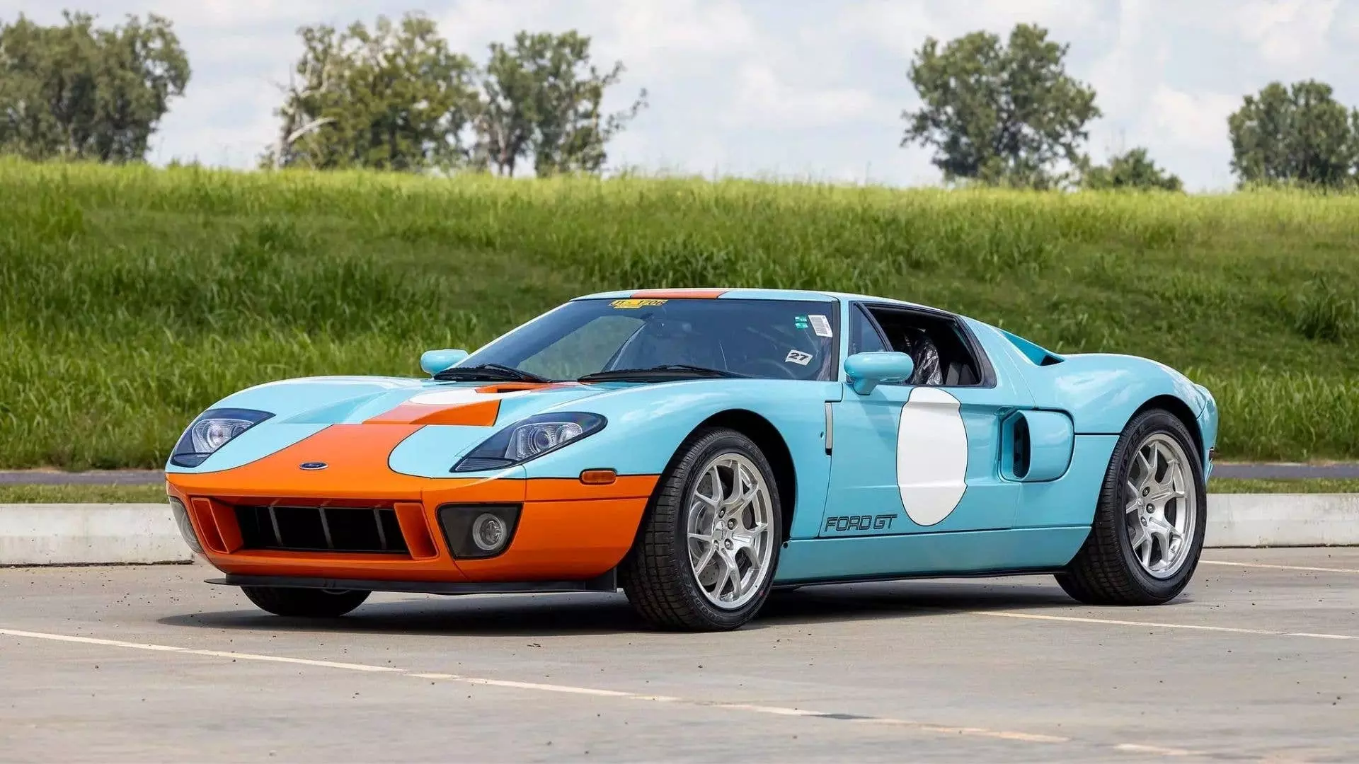 Ultra-Low Mileage 2006 Ford GT Heritage Edition Smashes Auction Records, Selling for $2.1 Million