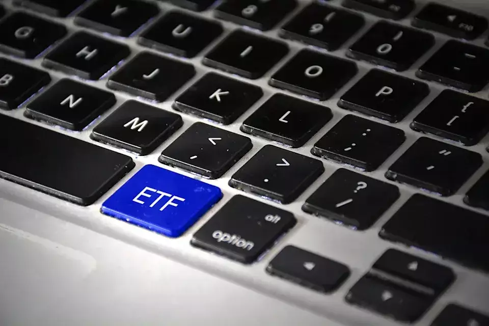 Optimizing S&P 500 Index Investing: VOO vs. VFIAX