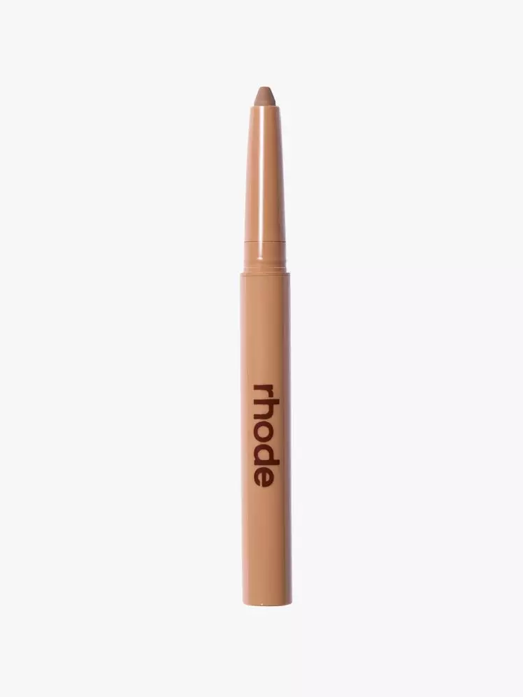 Mastering Lip Enhancement: Contouring vs. Lining for Fuller Lips