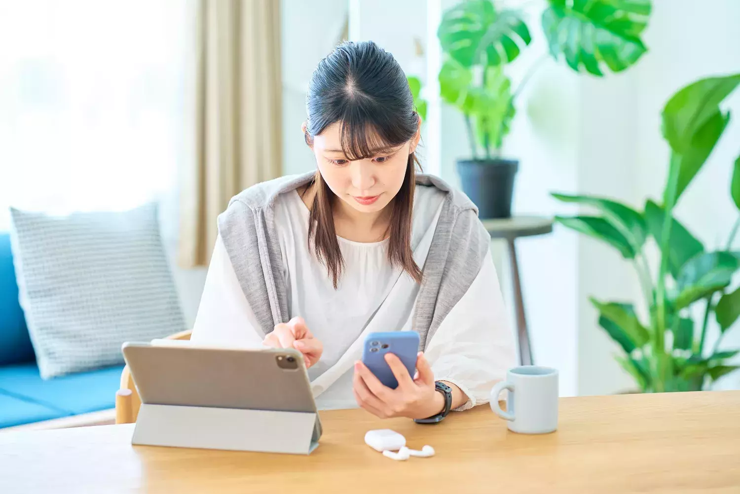 The Digital Divide: Unpacking the Advantages and Disadvantages of Online Checking Accounts