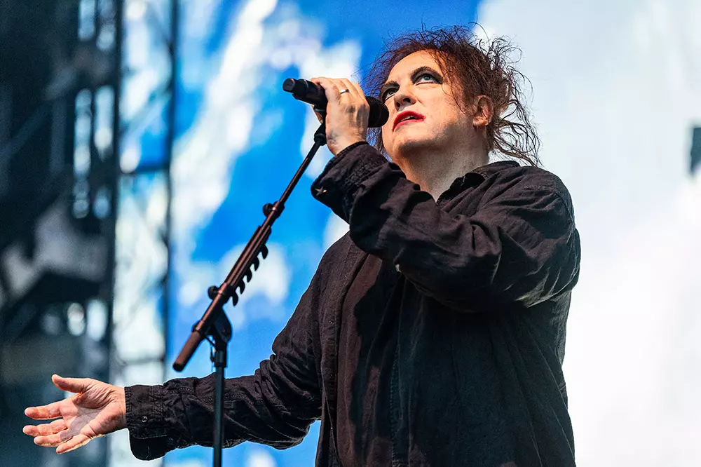 The Cure's Moving Performance at Øyafestivalen: A Nostalgic Journey with Robert Smith