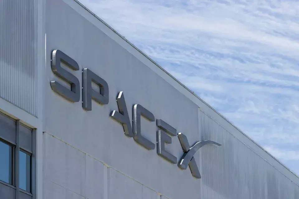 Space Sector Stocks Experience Divergent Trends Amidst Earnings Reports and AI Enthusiasm