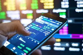 Understanding Bond Returns: Yield to Maturity vs. Spot Rate