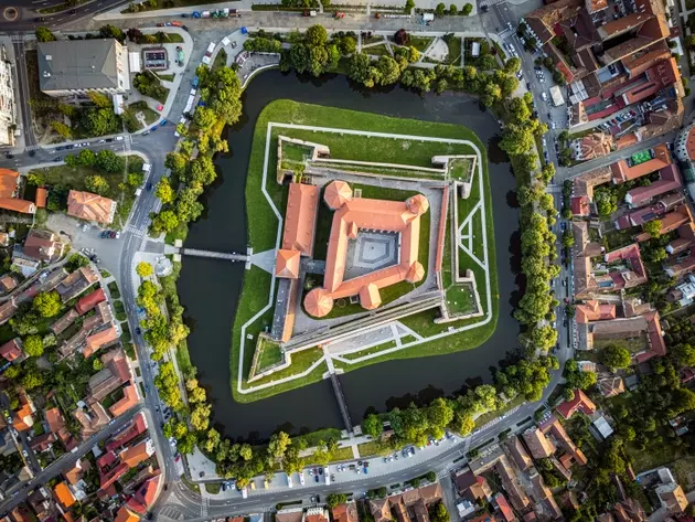 Bill Ackman's Strategic Investments: Targeting Economic Moats at Discounted Valuations
