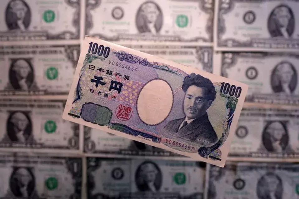 Dollar Declines to Two-Month Low as Rate Hike Expectations Wane