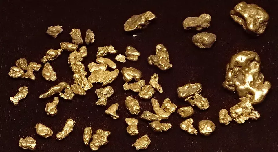 Gold Prices Ascend Amidst Dollar Weakness and Geopolitical Tensions