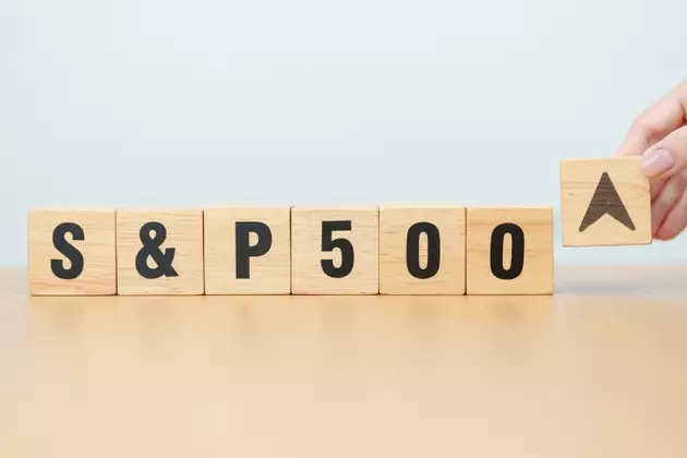 S&P 500 Reaches New Record High, Economic Growth Forecast Shifts