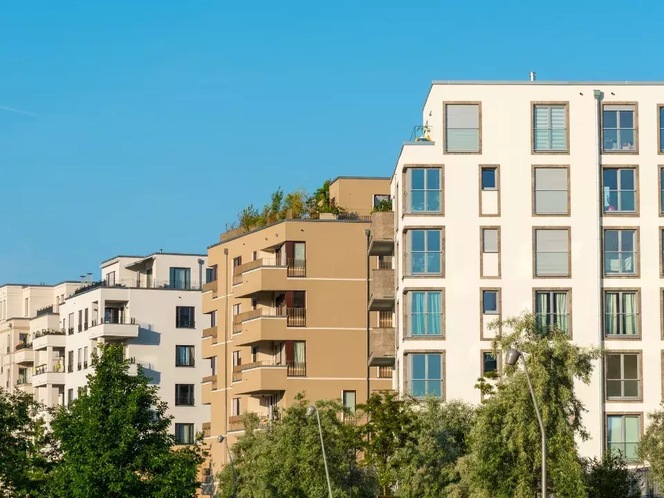 Dallas Apartment Foreclosure Displaces Residents Amidst Rising Housing Costs