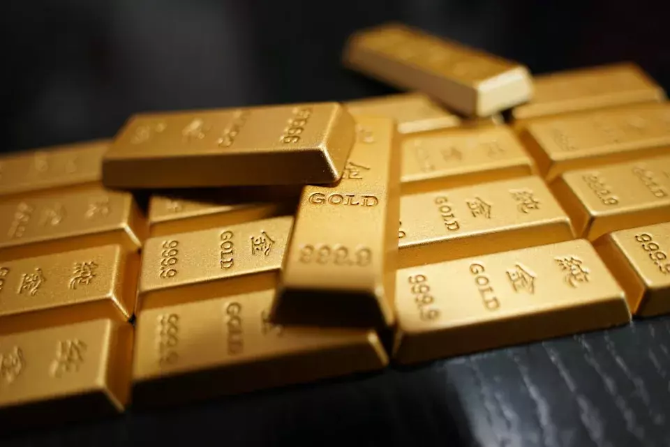 Wells Fargo Adjusts Gold Price Forecast Amidst Market Shifts