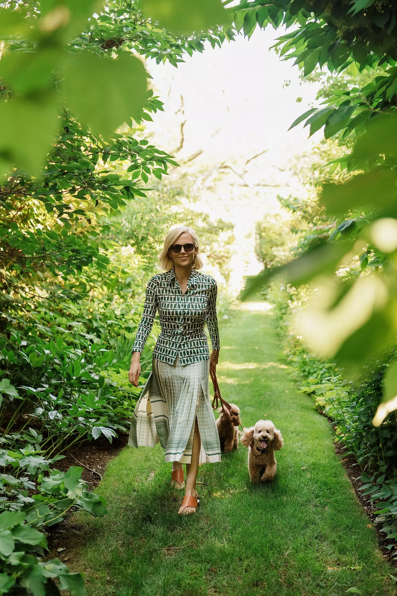 Tory Burch's Canine Companions: A Tale of Two Poodles