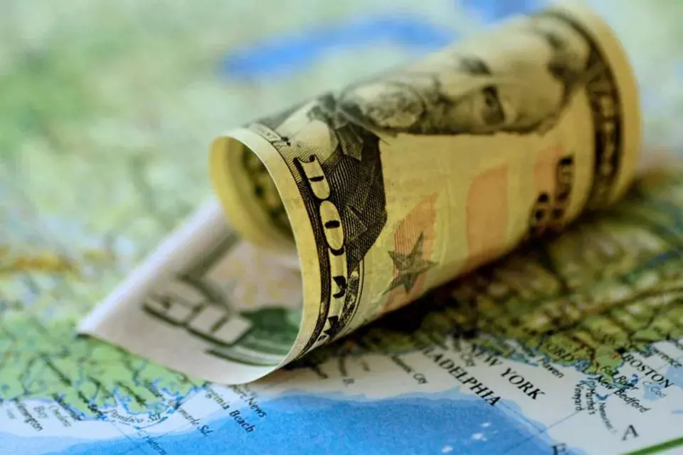 US Dollar Weakens Following Treasury's Long-Dated Bond Repurchase Expansion